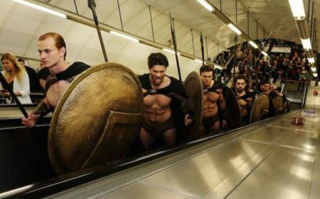 Metroda çılpaq aksiya