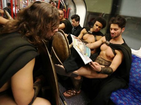 Metroda çılpaq aksiya