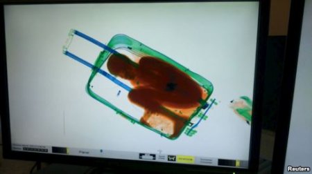 Aeroprtda çamadandan uşaq çıxdı