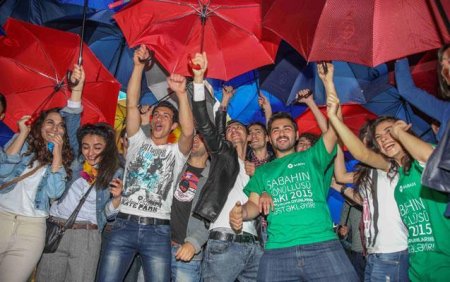 Bakının mərkəzində çətirli flaşmob