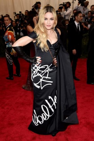 Madonna 18 yaşlı qız imicində