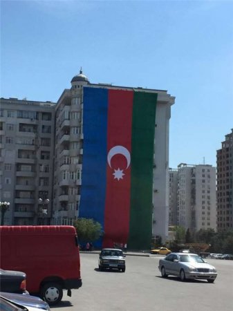 Bakıda bayrağımız tərs asıldı