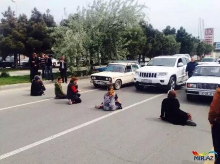 Sumqayıda şəhid ailələri yolu bağladı