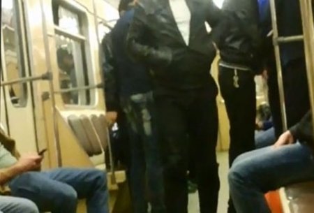 Bakı metrosunda qadınla oğlan dalaşdı