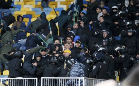 Azarkeşlər qapını evə aparmaq istədi