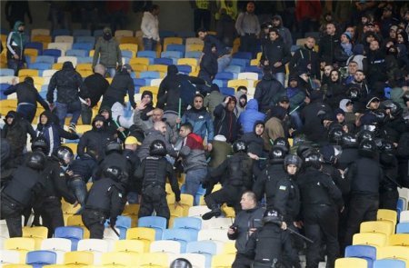 Azarkeşlər qapını evə aparmaq istədi