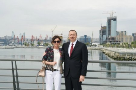 Əliyev bulvarda sükan arxasında