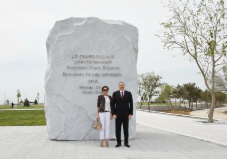 Əliyev bulvarda sükan arxasında