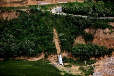 Avtobus uçurumdan uçdu: 35 ölü