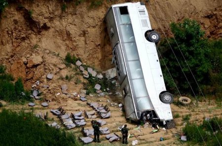 Avtobus uçurumdan uçdu: 35 ölü