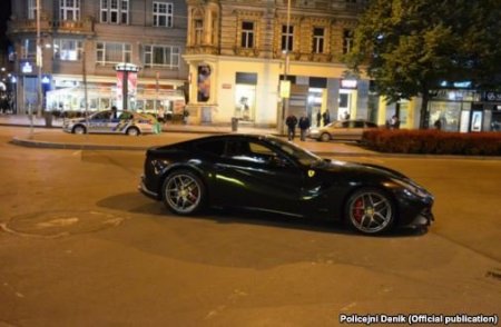 Praqada "Ferrari"sini sərxoş halda sürən azərbaycanlı milyonçu tutuldu