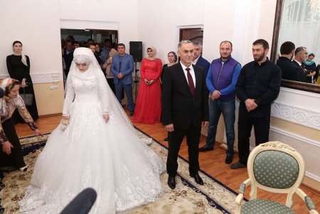 Çeçenistanda toy: Polis rəisi azyaşlı ilə ailə qurdu