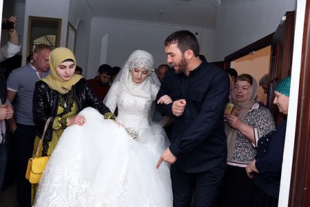 Çeçenistanda toy: Polis rəisi azyaşlı ilə ailə qurdu