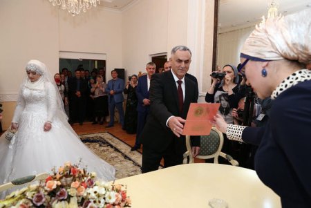 Çeçenistanda toy: Polis rəisi azyaşlı ilə ailə qurdu