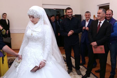 Çeçenistanda toy: Polis rəisi azyaşlı ilə ailə qurdu