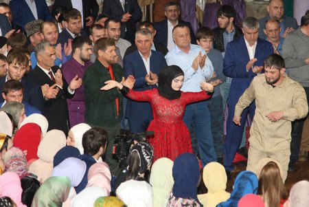 Çeçenistanda toy: Polis rəisi azyaşlı ilə ailə qurdu