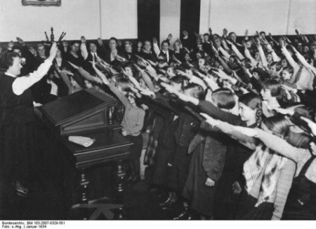 Hitlerin 4 yaşlı uşaqla çəkdirdiyi şəklinin sirri açıldı