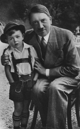 Hitlerin 4 yaşlı uşaqla çəkdirdiyi şəklinin sirri açıldı
