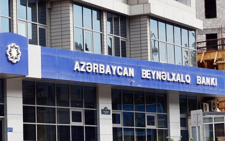 Həbs olunan bank müdiri əməliyyat olunmalıdır- Vəkil