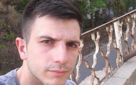 Özünü yanan binadan ataraq ölən gənc