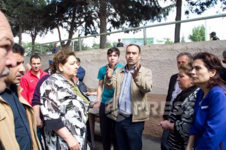 Yanan binanın sakinləri: “Mal cəhənnəm, Fərəhi kim qaytaracaq?”