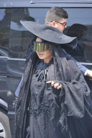 Diva yas geyimi ilə hamını şoka saldı