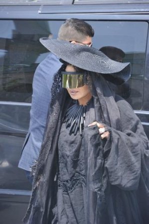 Diva yas geyimi ilə hamını şoka saldı