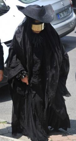 Diva yas geyimi ilə hamını şoka saldı