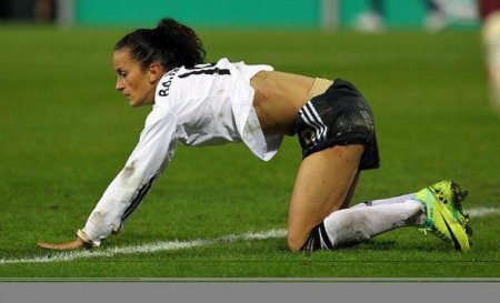 Hamilə futbolçu Çempionlar Liqasının finalında oynadı