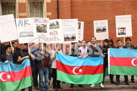 Azərbaycanlılar Londonda etiraz aksiyası keçirdi