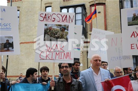 Azərbaycanlılar Londonda etiraz aksiyası keçirdi