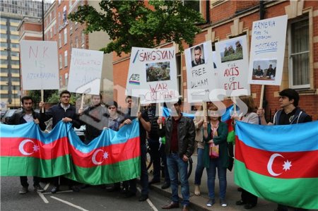 Azərbaycanlılar Londonda etiraz aksiyası keçirdi