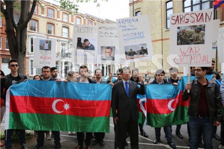 Azərbaycanlılar Londonda etiraz aksiyası keçirdi
