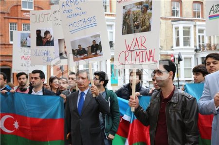 Azərbaycanlılar Londonda etiraz aksiyası keçirdi