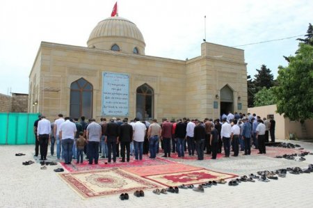 “Allah səbr edənlərlədir”