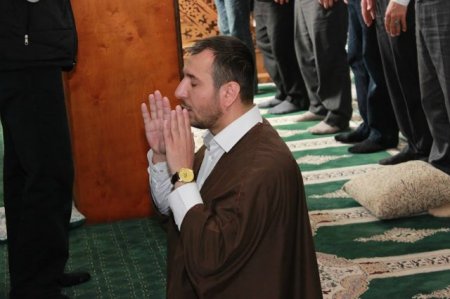 “Allah səbr edənlərlədir”