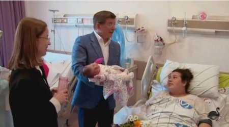 Əhməd Davudoğlu azan oxudu