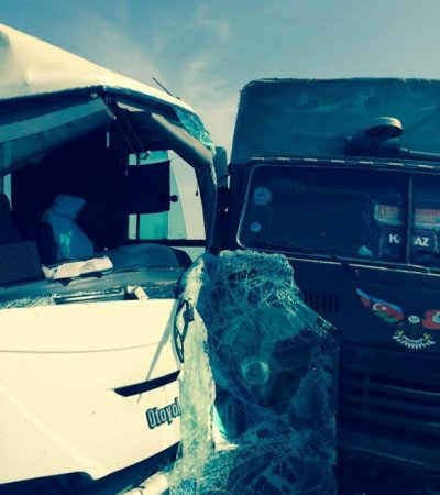 Sumqayıtda dəhşətli qəza: yük maşını avtobusa çırpıldı