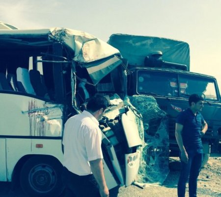 Sumqayıtda dəhşətli qəza: yük maşını avtobusa çırpıldı