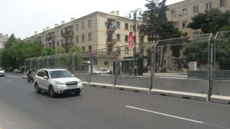Bakı yollarında dəmir-beton çəpərlər çəkilir