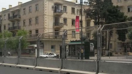 Bakı yollarında dəmir-beton çəpərlər çəkilir