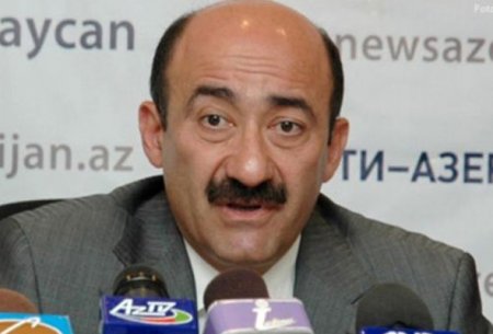 Əbülfəs Qarayev saziş imzaladı