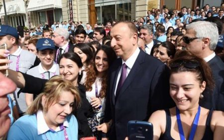 Gənclər prezidentlə “selfie” çəkdirdi