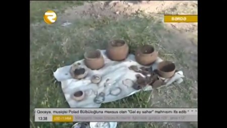 Yeri qazarkən zinət əşyaları ilə dolu iri küplər tapdı