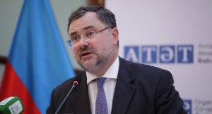 Eynulla Fətullayev fəaliyyəti dayandırılan eks-səfirlə göz-gözə