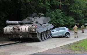Maşın tankın altına girdi, 18 yaşlı qadın sürücü sağ qaldı
