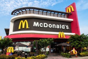Peterburqda azərbaycanlı məktəblilər “McDonald’s”ı yardı