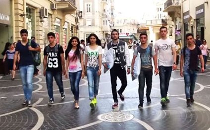 Bakının mərkəzində gənclərin yastıq davası