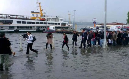 İstanbulda dəniz daşdı, yolu su basdı