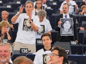 Avroparlament üzvləri Azərbaycan siyasi məhbuslarının şəkli olan köynəklərdə